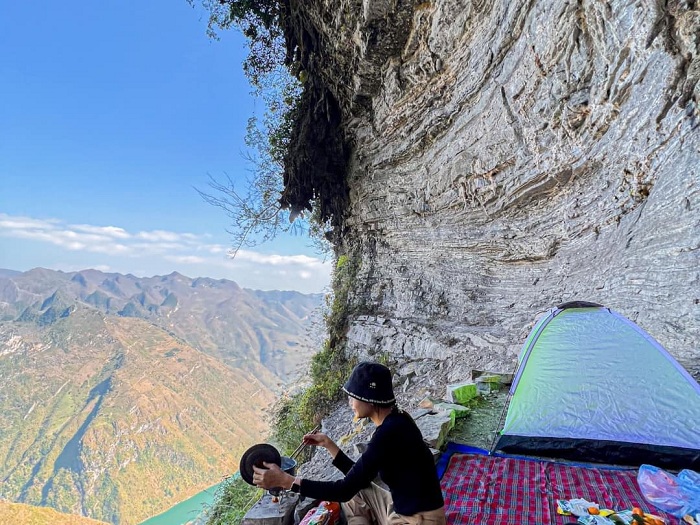 Vách đá trắng là địa điểm cắm trại ở Hà Giang siêu đẹp