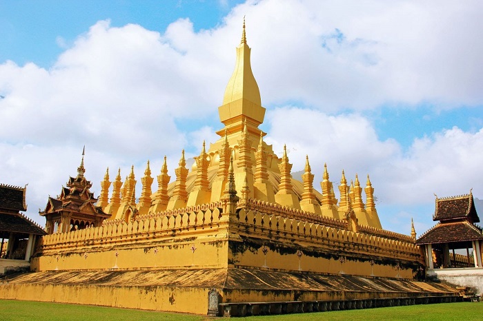 Lóa Mắt' Trước Bảo Tháp Pha That Luang Dát Vàng Lộng Lẫy Ở Lào