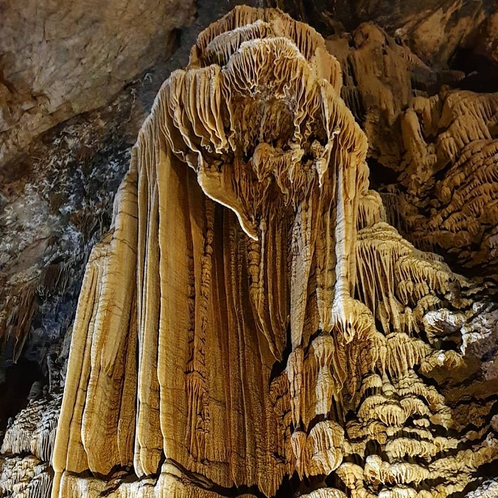 Lung Khuy is a beautiful cave in the northern mountainous region