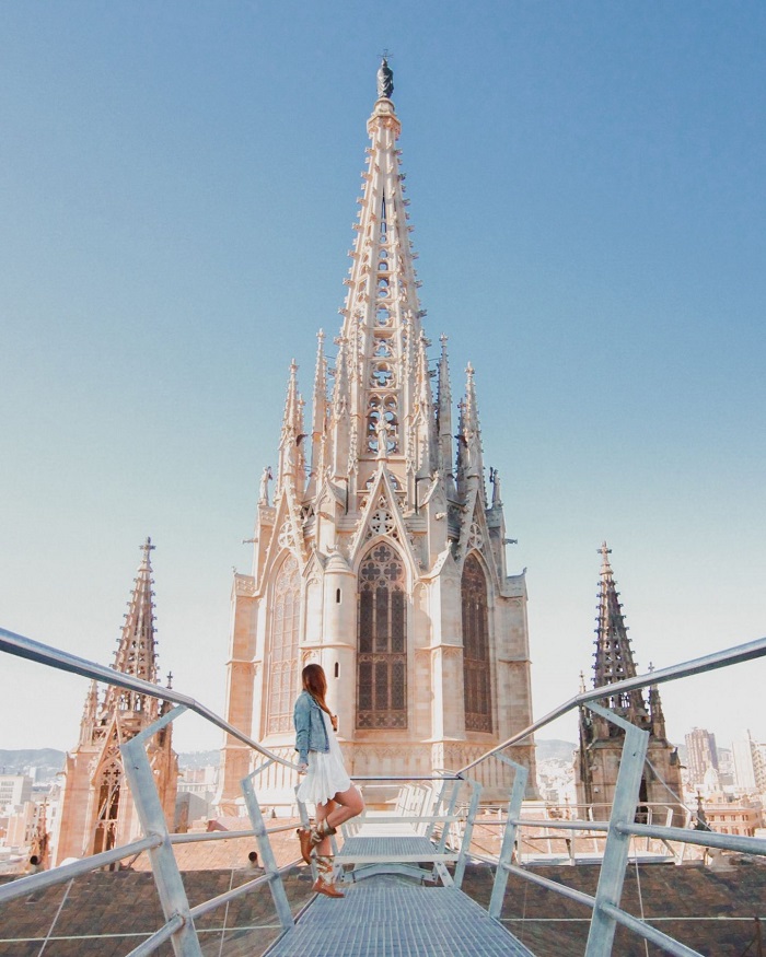 Nhà thờ của nó là một ví dụ ấn tượng về kiến ​​trúc Gothic - Địa điểm chụp ảnh đẹp ở Barcelona