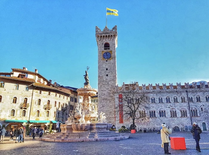 Quảng trường lịch sử ở trung tâm Trento trải nghiệm du lịch Trento