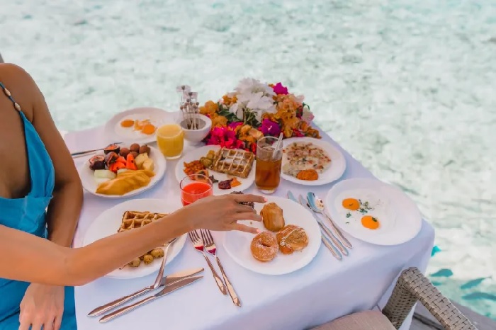 Thưởng thức bữa ăn trên bãi biển - trải nghiệm độc đáo ở Maldives