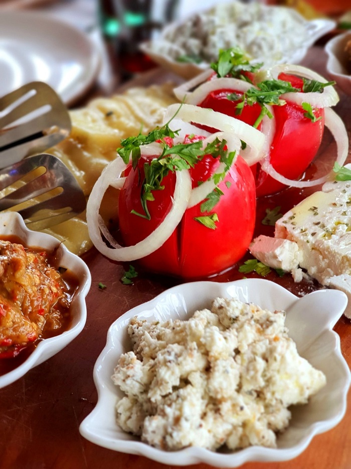 Shopska Salad - du lịch Bắc Macedonia