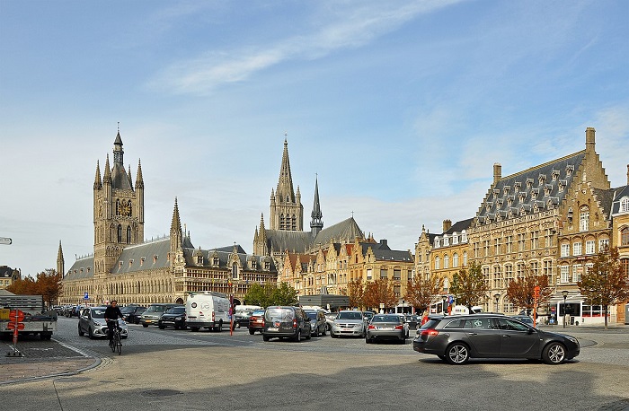 Grote Markt là điểm tham quan ở thị trấn Ypres Bỉ 