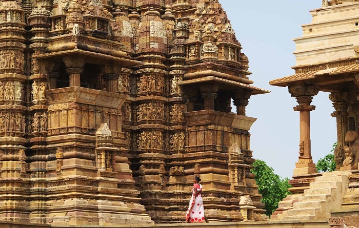 Các ngôi  Đền Khajuraho Ấn Độ  được làm từ đá sa thạch và đá granit.