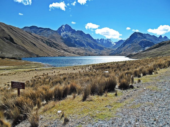 Hồ nước Querococha là điểm tham quan ở dãy núi Cordillera Blanca Peru