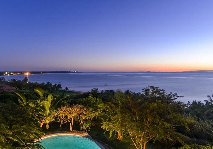 Khách sạn bên bãi biển Tofo ở Vilankulo, Mozambique lúc bình minh - du lịch Mozambique