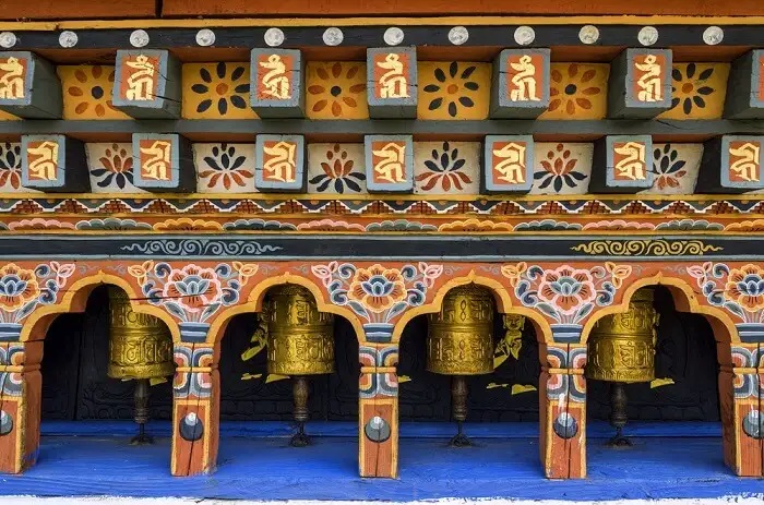 Bánh xe cầu nguyện khổng lồ ở tu viện Chimi Lhakhang Bhutan