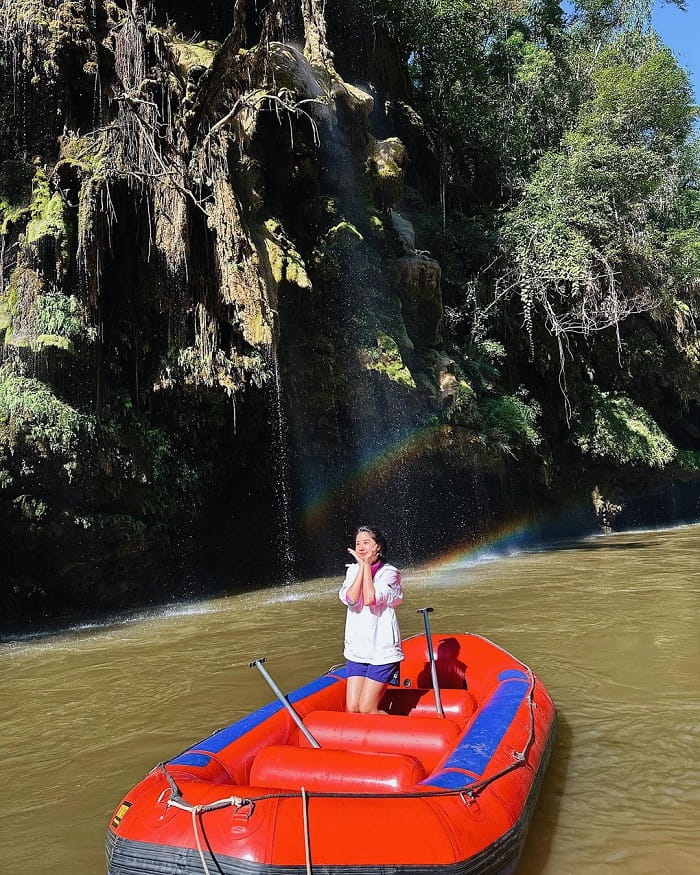 Đi thuyền thám hiểm là trải nghiệm thú vị ở thác Thi Lo Su
