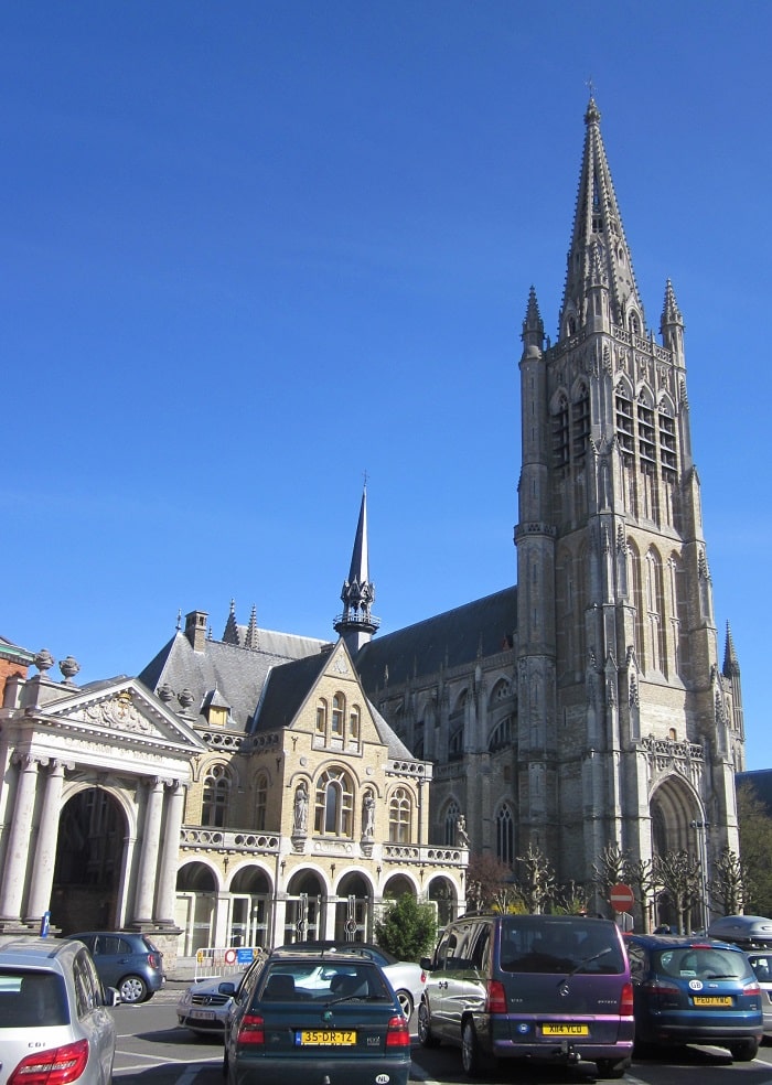 Nhà thờ Sint-Maartenskathedraal là điểm tham quan ở thị trấn Ypres Bỉ 