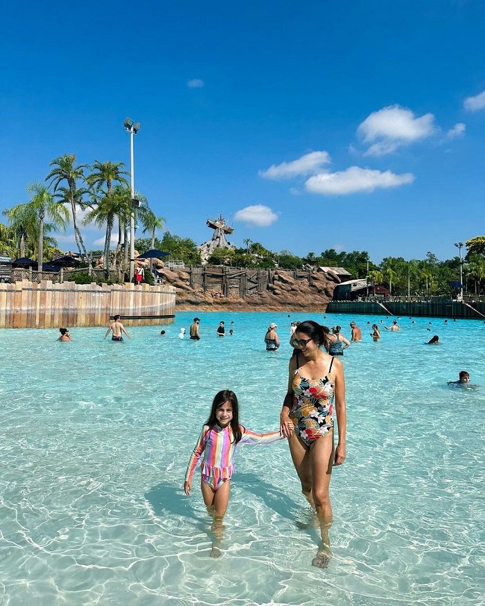 Disney's Typhoon Lagoon là công viên nước nổi tiếng thế giới thích hợp giải nhiệt mùa hè