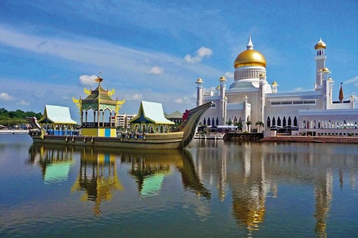 Cung điện Istana Nurul Iman là điểm tham quan gần bảo tàng Hoàng gia Regalia
