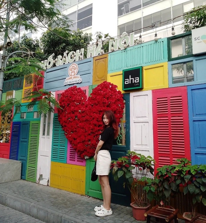 địa điểm chụp ảnh ở Hà Nội - phố sách 19/12