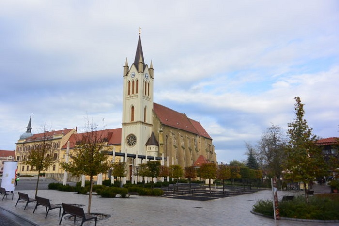 Nhà thờ Đức Mẹ Hungary là điểm tham quan hấp dẫn tại thị trấn Keszthely
