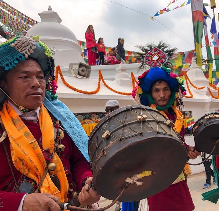 Giao lưu với người địa phương là trải nghiệm thú vị ở đền Boudanath Nepal