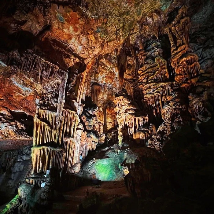 Thạch nhũ ở hang động Saeva Dupka Bulgaria 