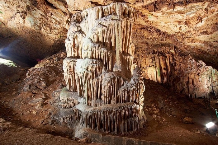 Thạch nhũ bên trong hang động Saeva Dupka Bulgaria 