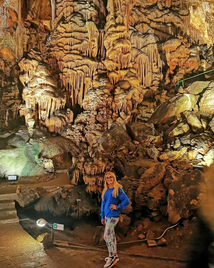 Không gian bên trong hang động Saeva Dupka Bulgaria 