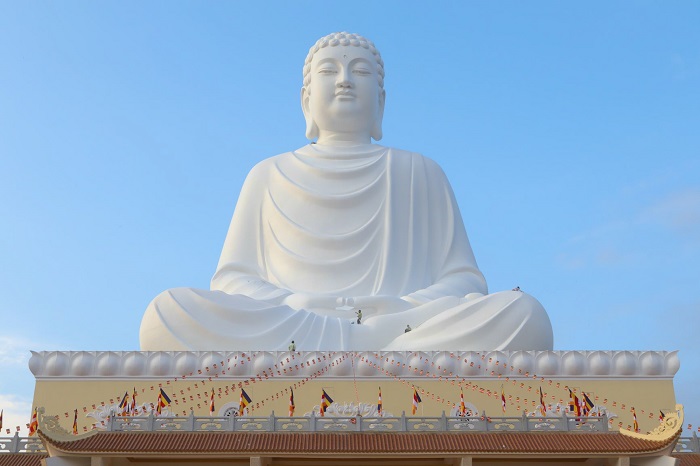 Ngắm tượng Phật khi tham quan hồ Chà Là Bình Phước 