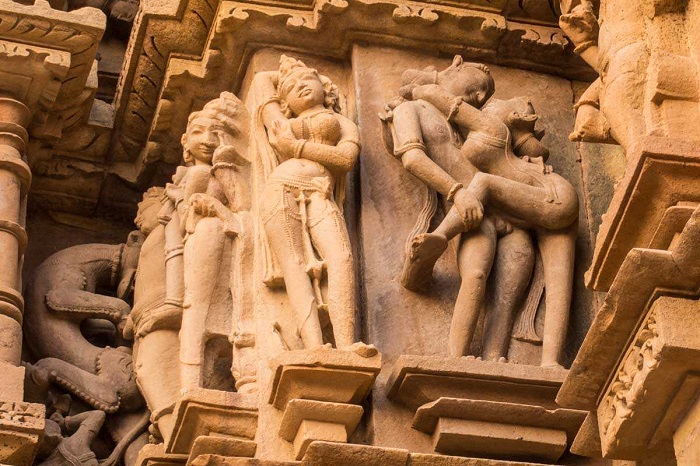 đền khajuraho ấn độ nổi tiếng với những tác phẩm điêu khắc khiêu dâm. 