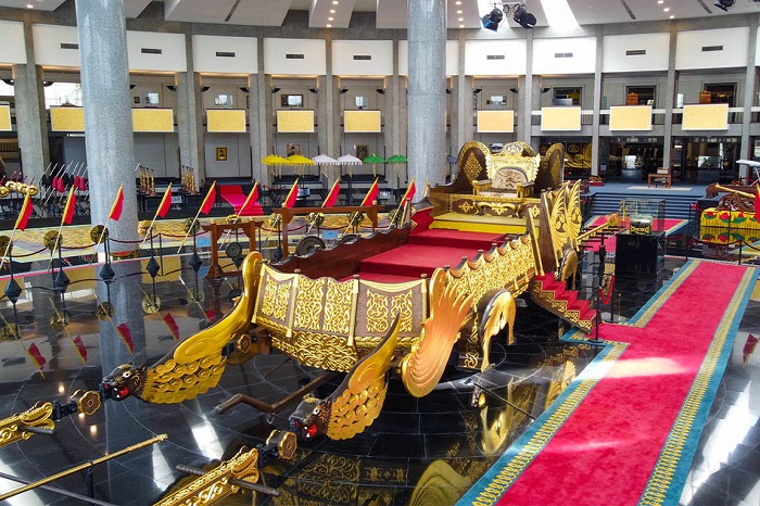 Kiệu vàng bên trong bảo tàng Hoàng gia Regalia Brunei