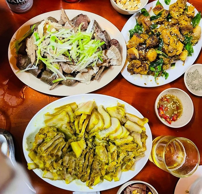 seafood restaurant in Hon Gai - Cua Luc beer