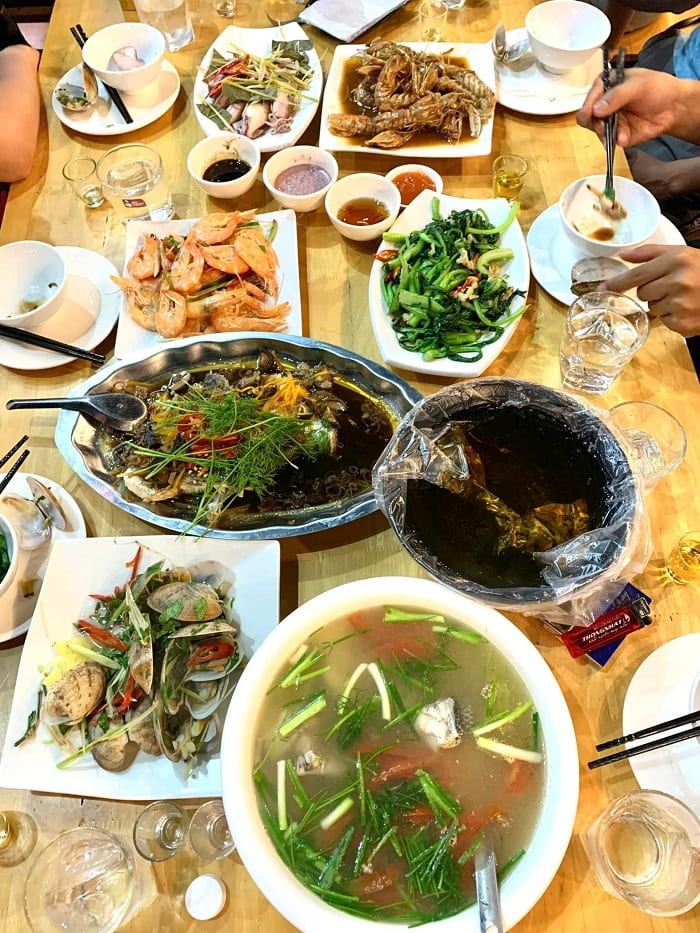 seafood restaurant in Hon Gai - Cuong Ca pub
