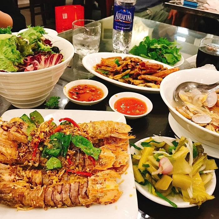 seafood restaurant in Hon Gai - Hong Hanh restaurant 1
