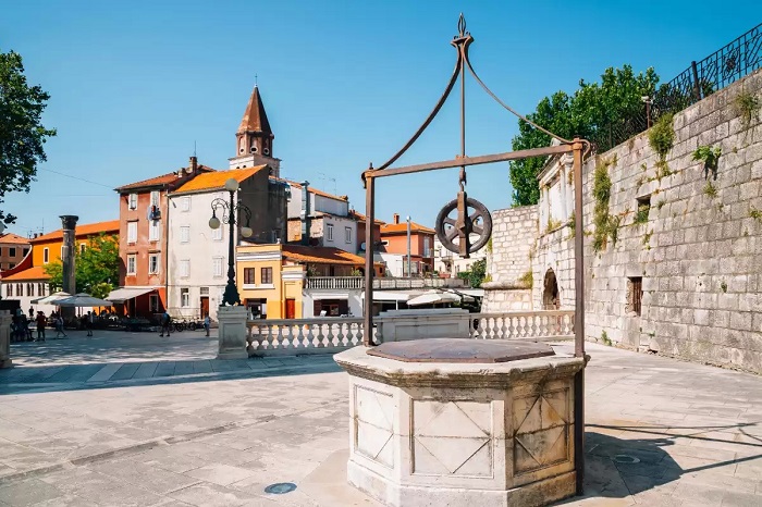 Dạo quanh Quảng trường Five Wells là điều nên làm ở thành phố Zadar 