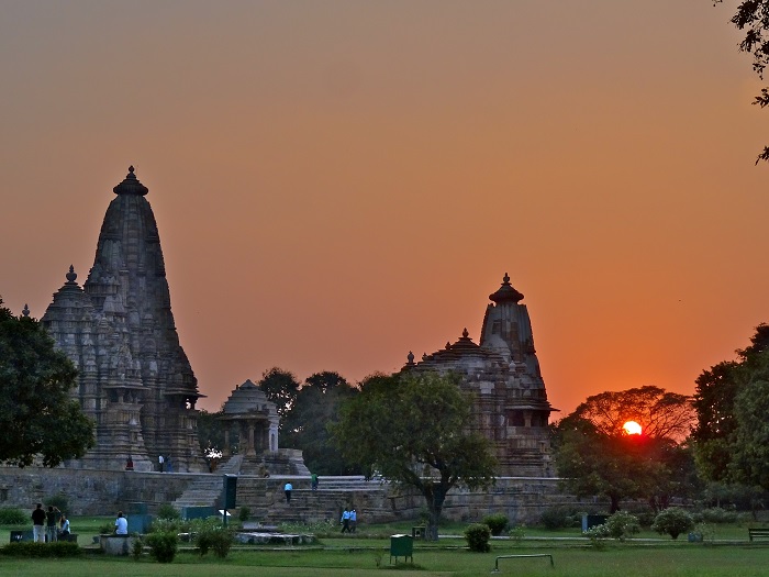 Tất cả các ngôi đền đều hướng về phía mặt trời. - đền Khajuraho Ấn Độ