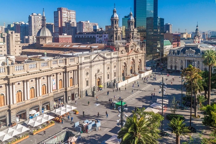 Tản bộ qua Plaza de Armas là điều nên làm tại thành phố Santiago Chile 