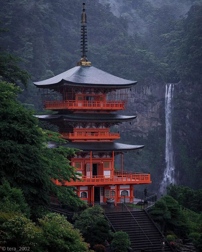 Nachi là thác nước đẹp ở châu Á nằm cạnh một ngôi chùa