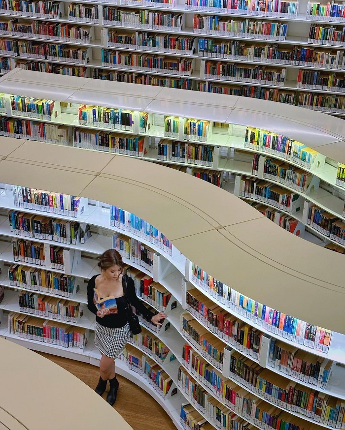 Thư viện Library@Orchard cũng là một trong những thư viện đẹp nhất châu Á có kho tàng sách rất lớn