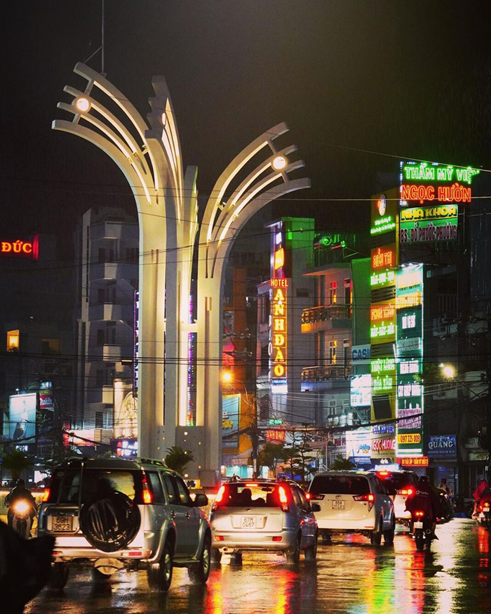 Kinh nghiệm du lịch Long Xuyên 2023 - Tượng đài đèn 7 ngọn
