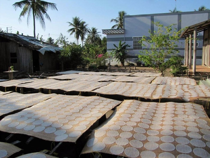 Khám phá làng nghề bánh phồng Sơn Đốc - Bánh được người dân đem đi phơi