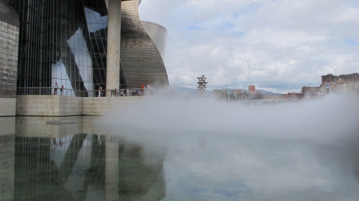 Điêu khắc sương mù ở Bảo tàng Guggenheim Bilbao Tây Ban Nha