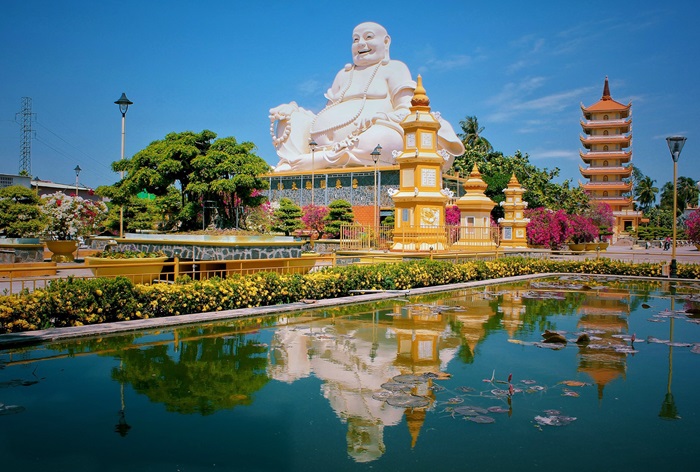 Chùa Vĩnh Tràng là điểm du lịch nổi tiếng bên cạnh chùa Bửu Lâm Tiền Giang