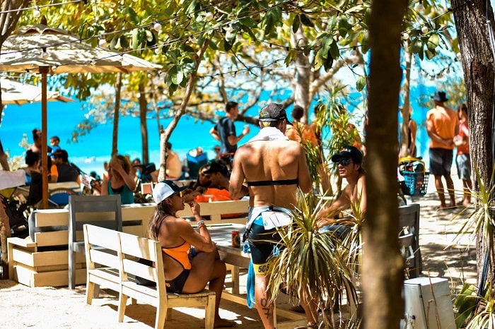 Thư giãn tại câu lạc bộ bãi biển là điều cần làm hàng đầu ở thị trấn Las Catalinas