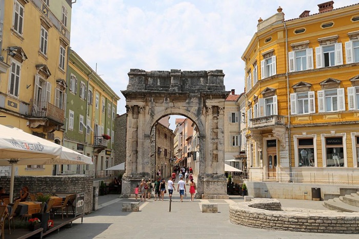 Cổng Sergii là địa điểm tham quan khác nổi bật không kém đền Augustus Croatia