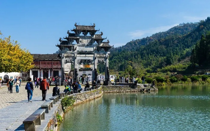 Cổng tưởng niệm Hồ Văn Quang ở làng cổ Xidi Trung Quốc