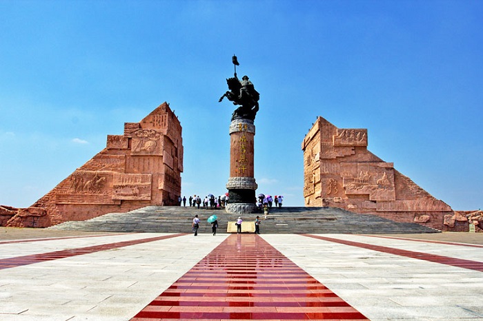Cổng tưởng niệm Qizhuang Shanhe là điểm tham quan & điểm nổi bật ở Lăng Thành Cát Tư Hãn