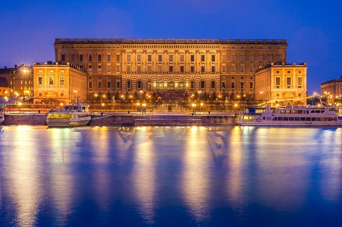 Cung điện Hoàng gia Stockholm là địa điểm tham quan xung quanh bảo tàng Nobel