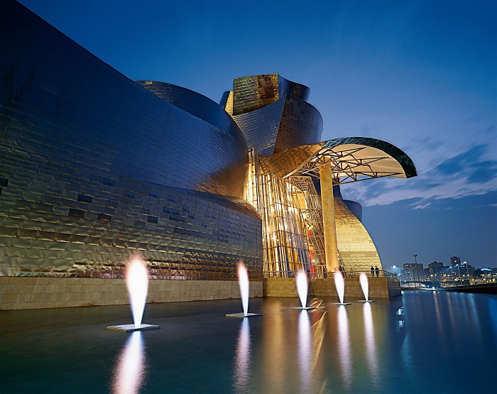 Đài phun lửa ở Bảo tàng Guggenheim Bilbao Tây Ban Nha