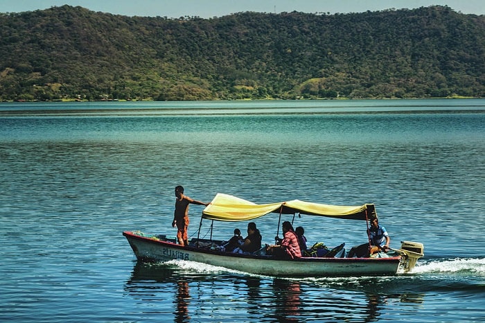Đi thuyền trên hồ khi đến miệng núi lửa Coatepeque