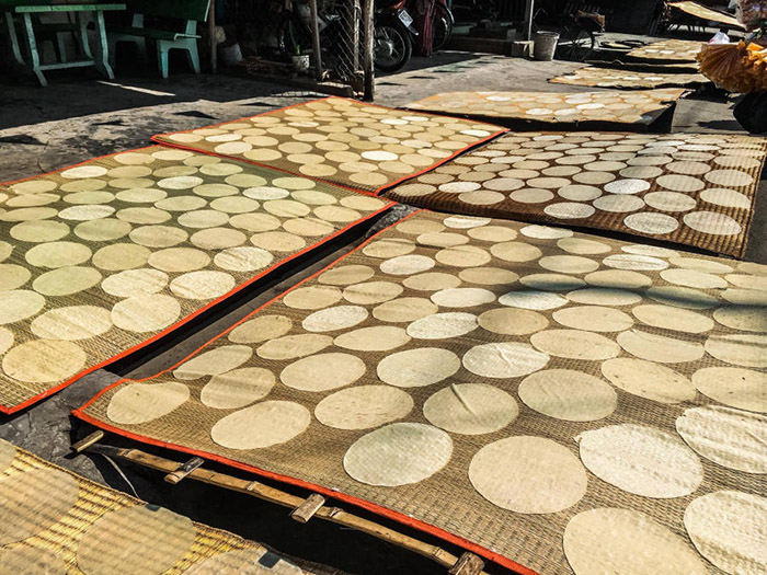 Khám phá làng nghề bánh phồng Sơn Đốc - Những mẻ bánh được quết rất đều 