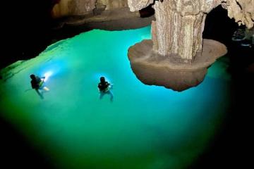 Độc lạ hồ nước Hang Thung nằm 'cheo leo' trong hang động