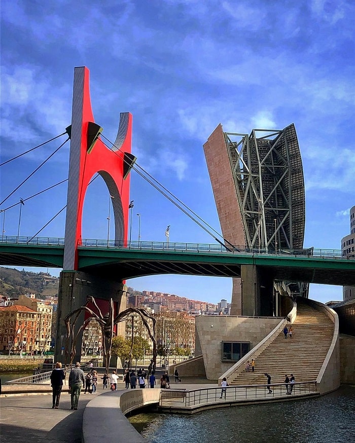 Vòm đỏ ở Bảo tàng Guggenheim Bilbao Tây Ban Nha