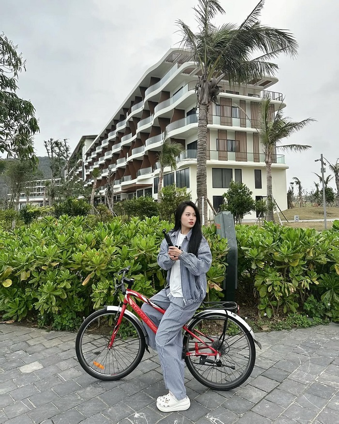 Du lịch Quan Lạn, bạn có thể chọn đi xe máy, xe đạp trên đảo tùy thích