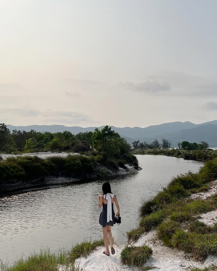 Du lịch Quan Lạn, không thể bỏ qua dòng sông đôi bờ cát trắng