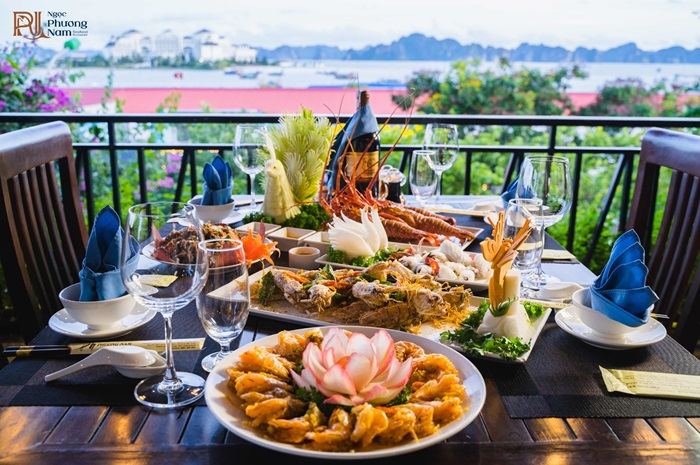 điểm ngắm hoàng hôn ở Hạ Long nhà hàng Ngọc Phương Nam